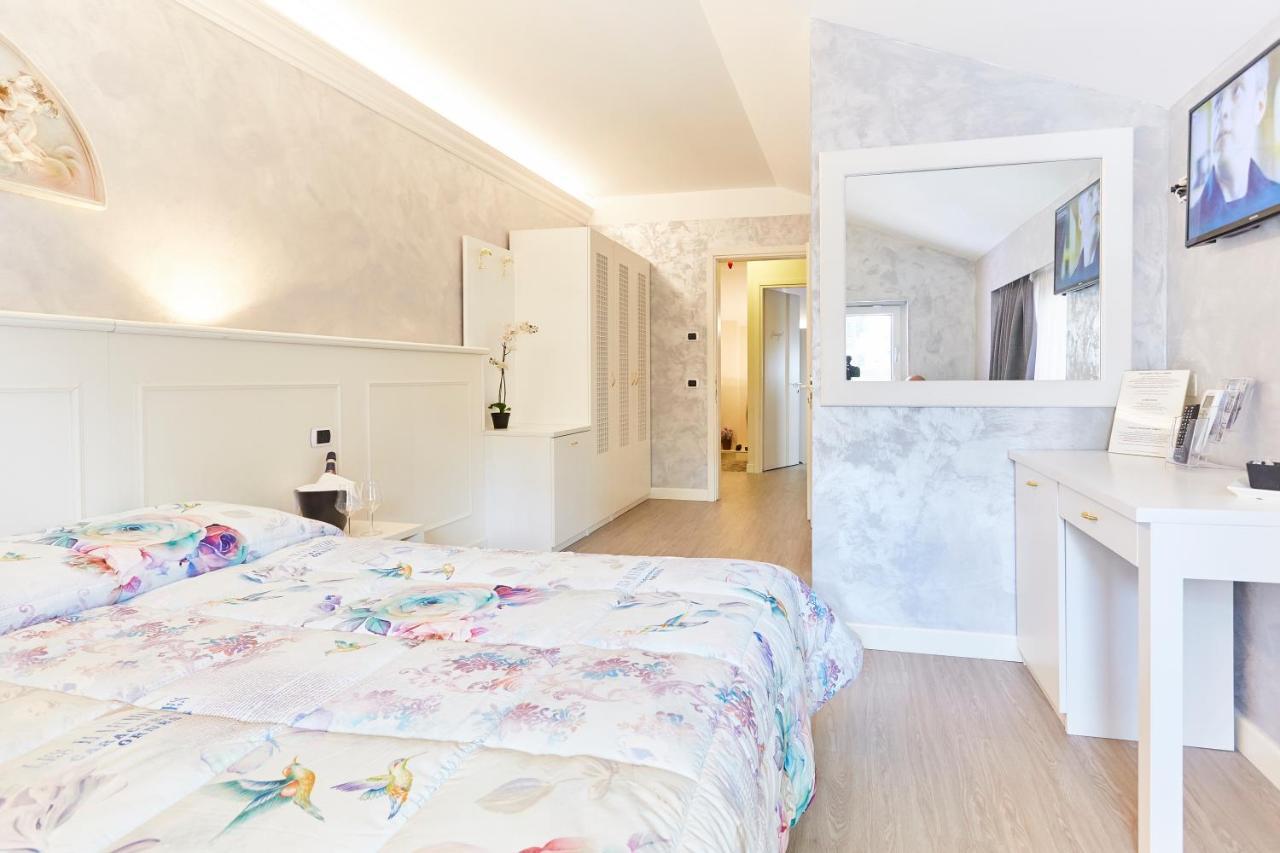 Hotel Villa Lilla ديسينسانو ديل غاردا المظهر الخارجي الصورة
