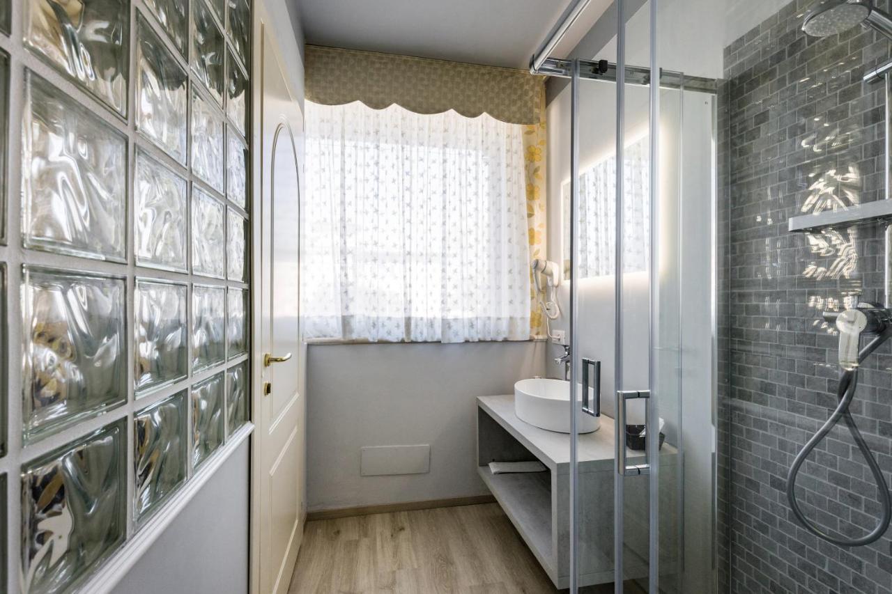 Hotel Villa Lilla ديسينسانو ديل غاردا المظهر الخارجي الصورة