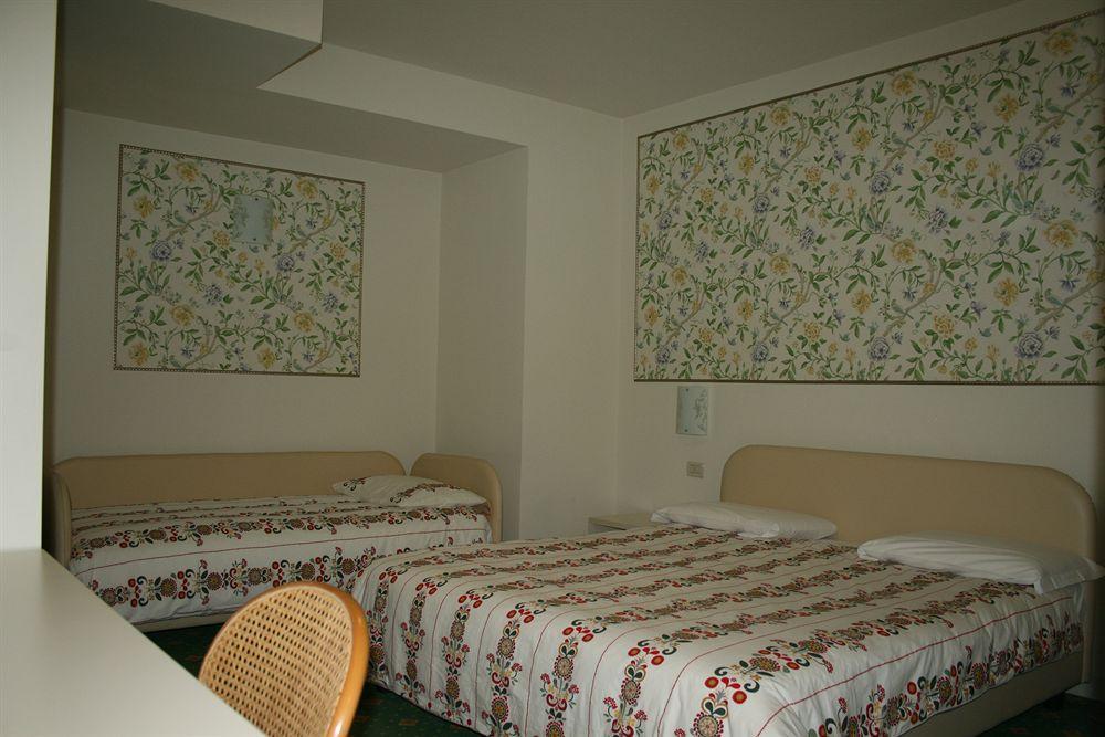 Hotel Villa Lilla ديسينسانو ديل غاردا المظهر الخارجي الصورة